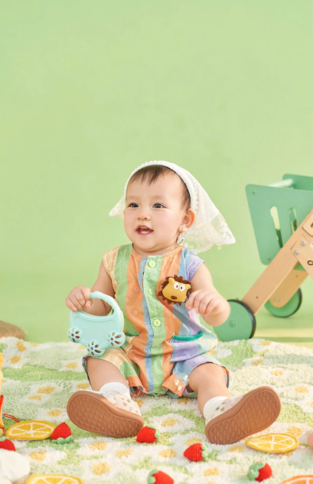 Nhím, bé Vũ Khánh Linh, cười tươi trong bộ đồ nhiều màu